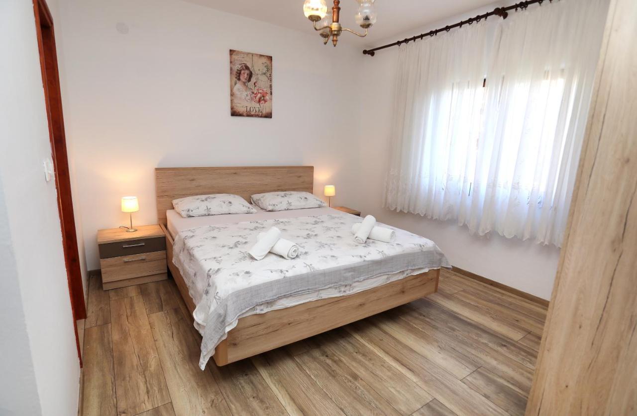 Apartman Gilan Seget Vranjica Esterno foto
